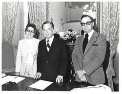 ["Black and white photograph of Carl Albert with Mr. and Mrs. Glen Burls of Durant, Oklahoma. May 20, 1975. (Same as 4314)"]