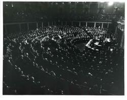 ["Black and white photograph of  Views of the entire Congress attending a speech by Gerald R. Ford. December 6, 1973"]