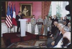 ["Label: Présidence de la République Française, Service Photographique."]